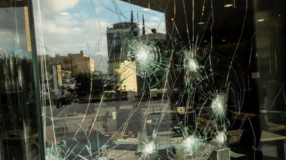 Επίθεση με σφυριά στο κτίριο της Εθνικής Ασφαλιστικής στη λεωφόρο Συγγρού